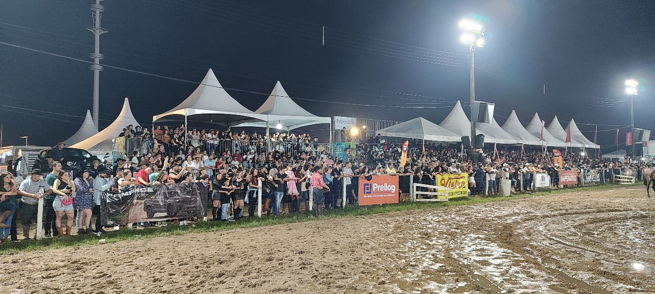 Plateia nas arquibancadas ao lado da cancha no rodeio dos praianos